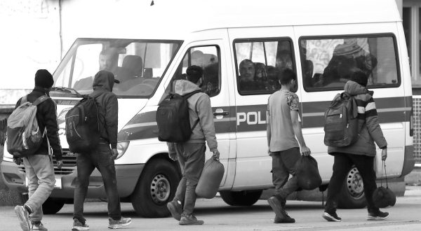 20.10.2022., Zagreb - Policajci prate skupinu ilegalnih migranata zatecenih na Trgu kralja Tomislava. Zadnjih dana primjecuje se pojacana aktivnost policije oko Glavnog kolodvora gdje se jos od pocetka ljeta okupljaju velike skupine migranata. Photo: Patrik Macek/PIXSELL