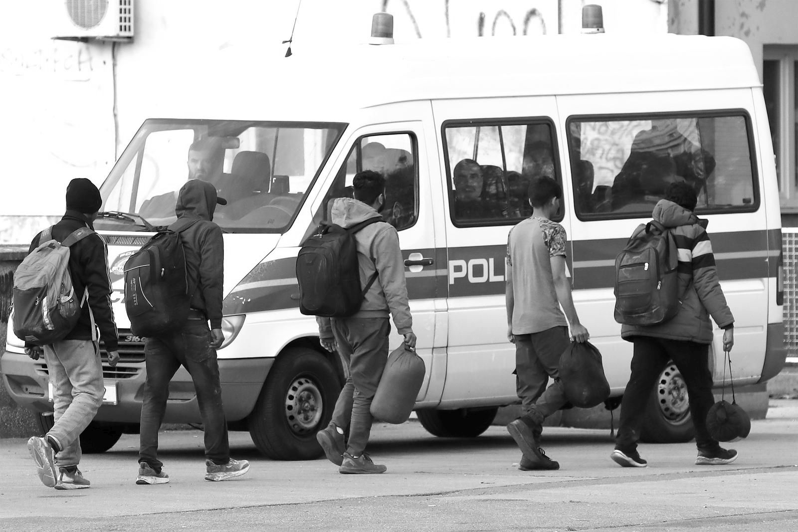 20.10.2022., Zagreb - Policajci prate skupinu ilegalnih migranata zatecenih na Trgu kralja Tomislava. Zadnjih dana primjecuje se pojacana aktivnost policije oko Glavnog kolodvora gdje se jos od pocetka ljeta okupljaju velike skupine migranata. Photo: Patrik Macek/PIXSELL