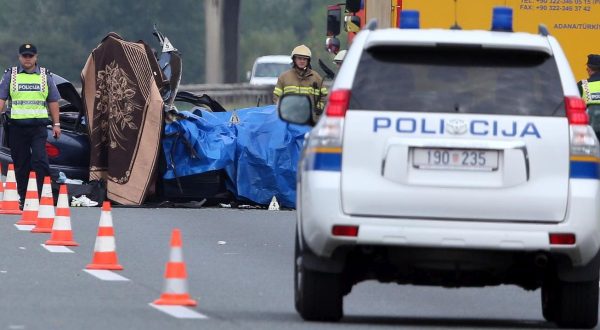 05.09.2013., Ivanic-Grad - U teskoj prometnoj nesreci na 64. kilometru autoceste A3 Bregana-Lipovac, u smjeru Zagreba, poginule su dvije osobe. U nesreci su sudjelovali kamion i osobno vozilo. r"nPhoto: Sanjin Strukic/PIXSELL