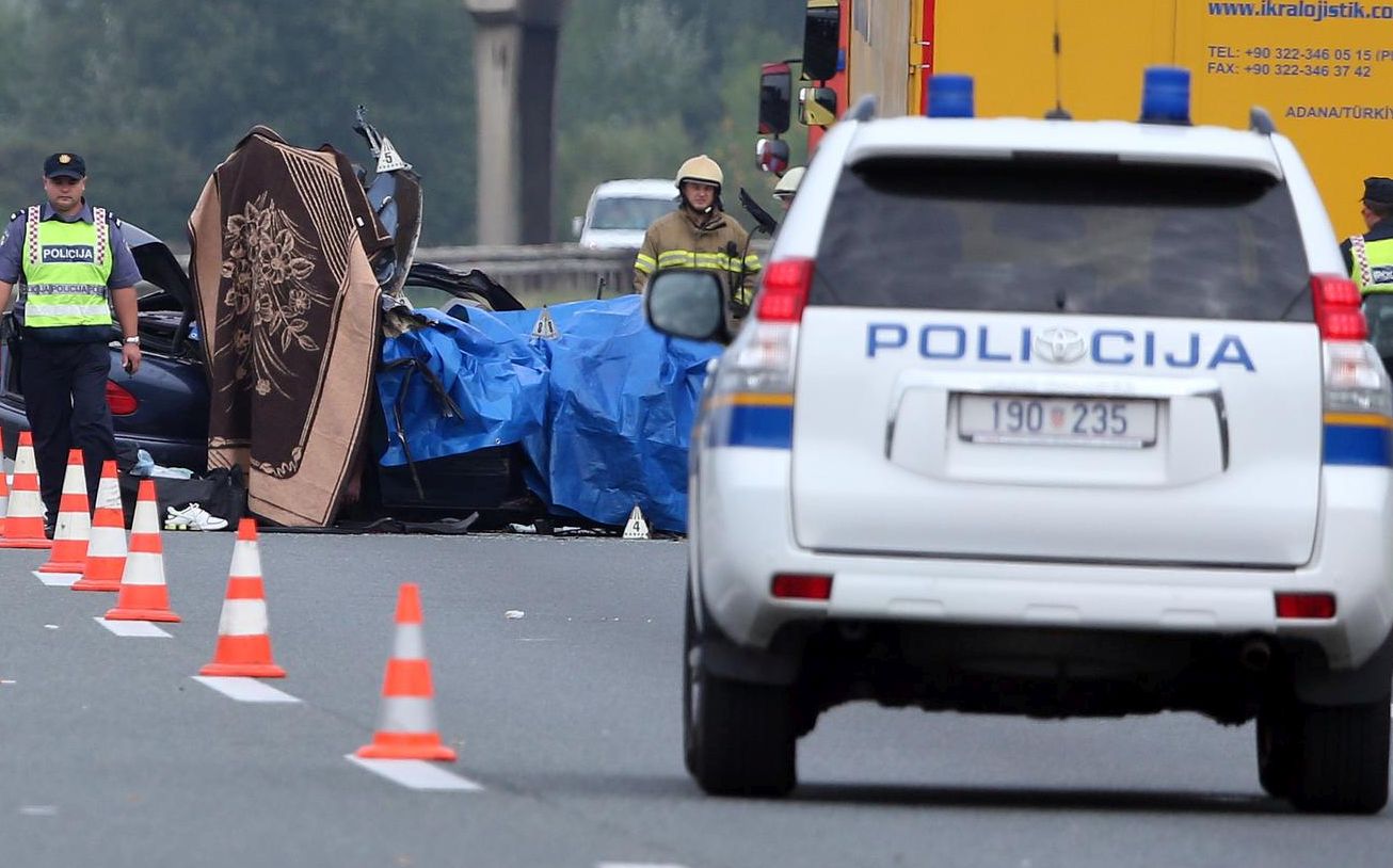 05.09.2013., Ivanic-Grad - U teskoj prometnoj nesreci na 64. kilometru autoceste A3 Bregana-Lipovac, u smjeru Zagreba, poginule su dvije osobe. U nesreci su sudjelovali kamion i osobno vozilo. r"nPhoto: Sanjin Strukic/PIXSELL