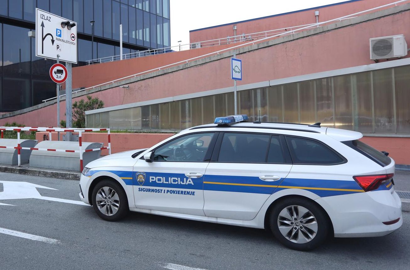 28.5.2023.., Rijeka - Policijski ocevid ispred upravne zgrade Plodina u sklopu Tower centra u Rijeci. Photo: Nel Pavletic/PIXSELL