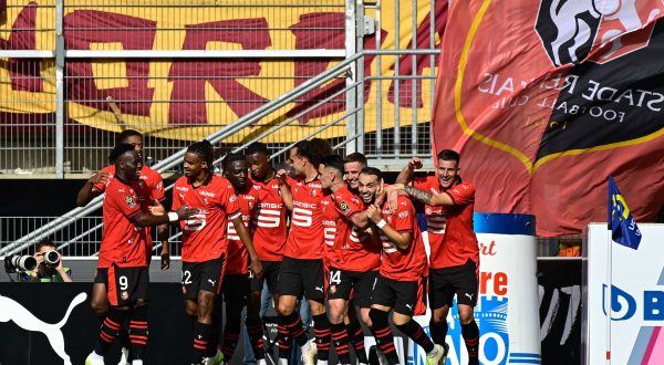 Joie des joueurs de l equipe Rennes apres le but de Benjamin Bourigeaud  14 - Rennes  - FOOTBALL : Rennes vs Metz - Ligue 1 - 13/08/2023 FedericoPestellini/Panoramic PUBLICATIONxNOTxINxFRAxBEL
