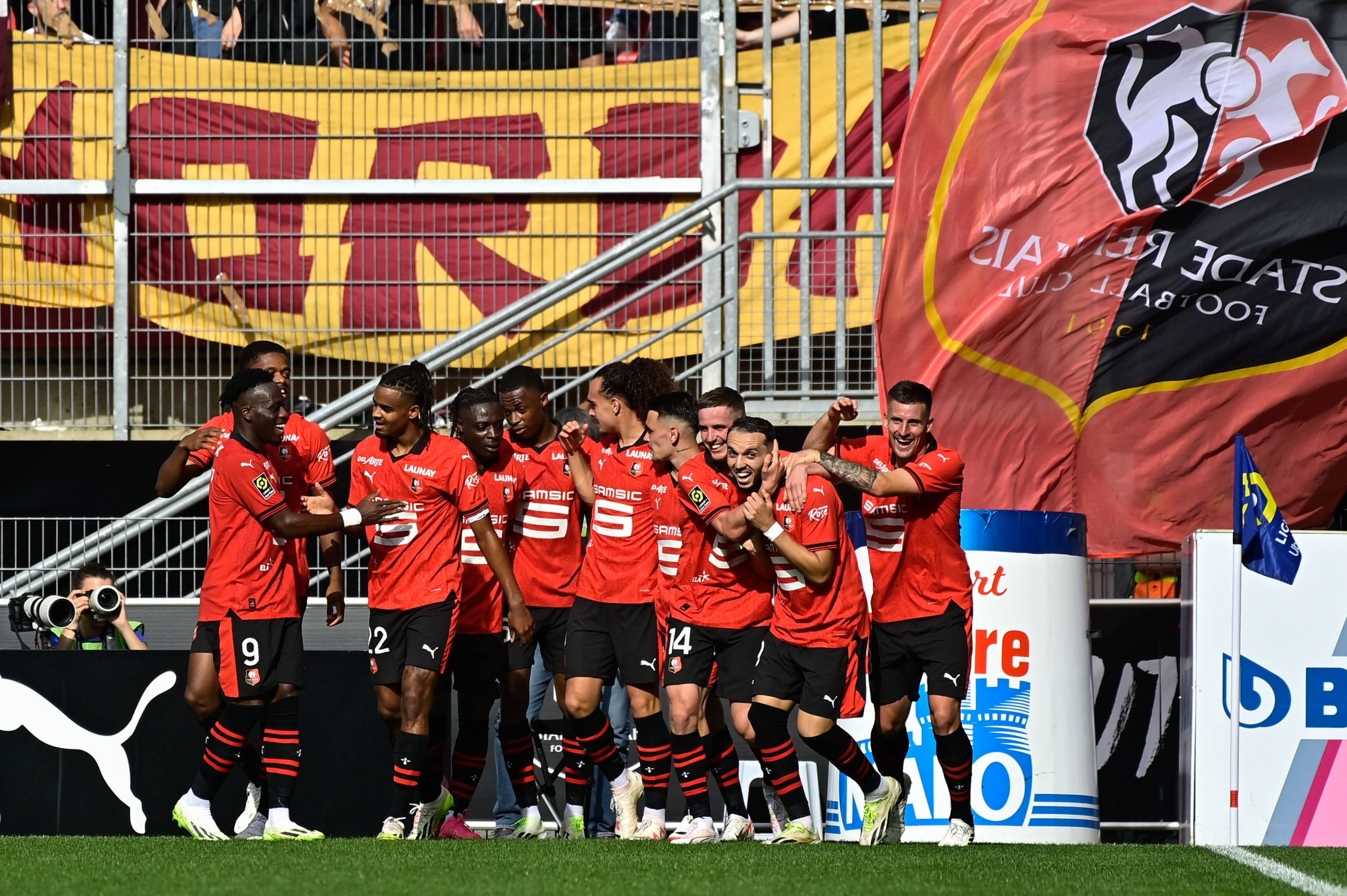 Joie des joueurs de l equipe Rennes apres le but de Benjamin Bourigeaud  14 - Rennes  - FOOTBALL : Rennes vs Metz - Ligue 1 - 13/08/2023 FedericoPestellini/Panoramic PUBLICATIONxNOTxINxFRAxBEL