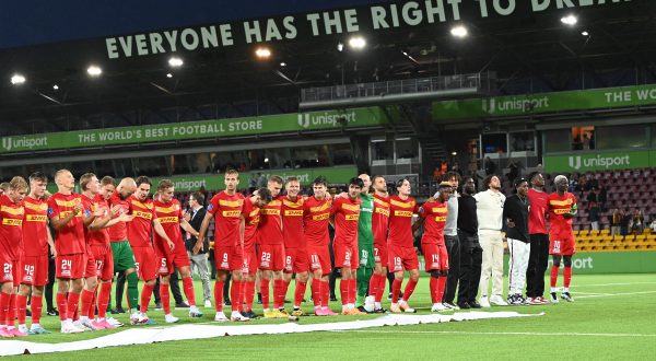 Fotbalistii danezi saluta galeria dupa meciul de fotbal dintre FC Nordsjaelland si FCSB, din cadrul UEFA Europa Conference League, desfasurat pe Stadionul Right to Dream Park din Farum, joi 17 august 2023. Farum *** Danish footballers greet the gallery after the UEFA Europa Conference League football match between FC Nordsjaelland and FCSB at the Right to Dream Park Stadium in Farum, Thursday, August 17, 2023 Farum Copyright: xRazvanxPasarica/SPORTxPICTURESx