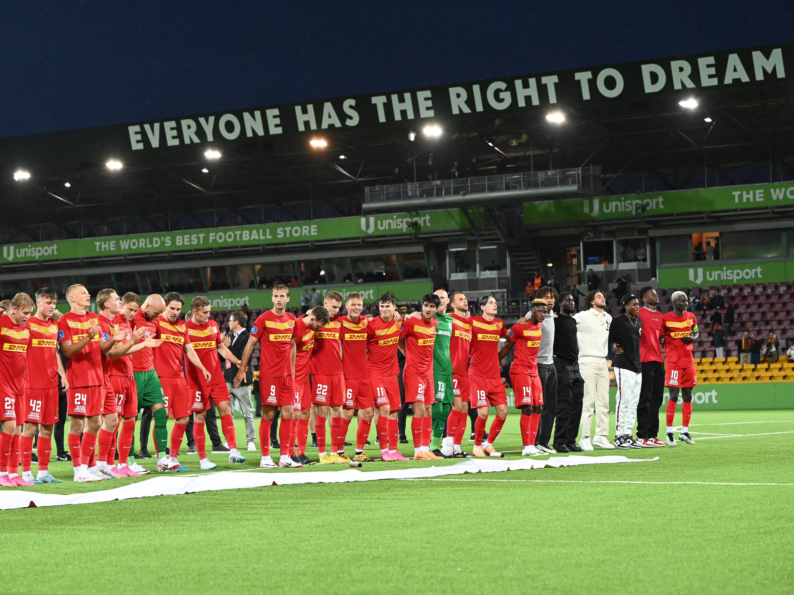 Fotbalistii danezi saluta galeria dupa meciul de fotbal dintre FC Nordsjaelland si FCSB, din cadrul UEFA Europa Conference League, desfasurat pe Stadionul Right to Dream Park din Farum, joi 17 august 2023. Farum *** Danish footballers greet the gallery after the UEFA Europa Conference League football match between FC Nordsjaelland and FCSB at the Right to Dream Park Stadium in Farum, Thursday, August 17, 2023 Farum Copyright: xRazvanxPasarica/SPORTxPICTURESx