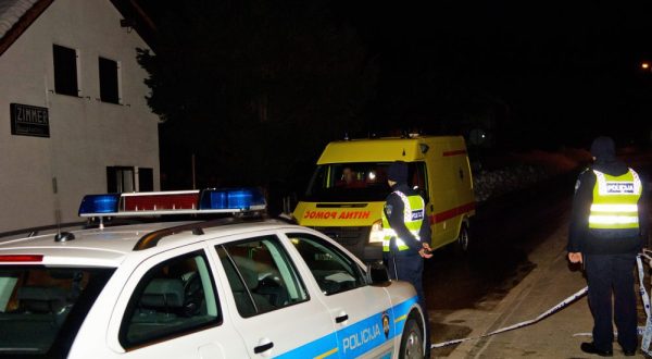 Rakovica, 5.3.2013 - Pave poljariæ naðen je mrtav u svojoj kuæi u koju se naoruan zatvorio poslijepodne, potvrdila je neto prije 22 karlovaèka policija. Naèelnik Policijske postaje Slunj Nenad Katiæ izjavio je novinarima da je policija ula u kuæu u kojoj je zatekla mrtvog mukarca. Policija nije upotrijebila oruje i najverojatnije se radi o samoubojstvu, rekao je Katiæ.
foto FaH/ Mladen VOLARIÆ/ ua