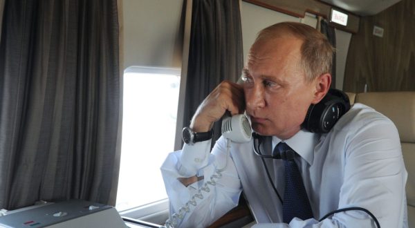 epa04890630 Russian President Vladimir Putin inspects the transport infrastructure facilities in Black sea port of Novorossiysk and surrounding areas from onboard a helicopter, Novorossiysk, southern Russia, 20 August 2015.  EPA/MIKHAIL KLIMENTYEV / RIA NOVOSTI / KREMLIN POOL MANDATORY CREDIT