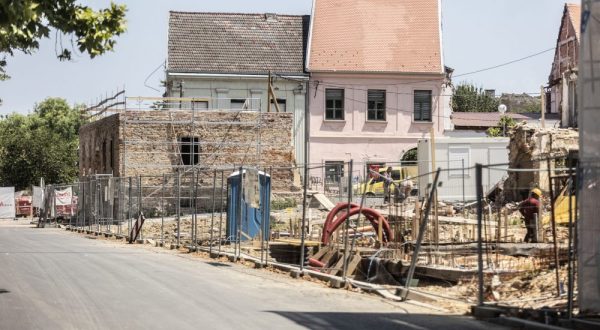 Petrinja, 18.7.2023 - Ministrica kulture i medija Nina Obuljen Koržinek obišla je radove na obnovi 26 potresom oštećenih zgrada u centru Petrinje koje se obnavljaju temeljem Programa cjelovite obnove kulturno-povijesne cjeline Grada Petrinje, koju su izradili stručnjaci Ministarstva kulture i medija. Prije obilaska ministrica se sastala s gradonačelnicom Magdalenom Komes u Gradskoj upravi Petrinje.
Foto Hina/ Dario GRZELJ/ dag