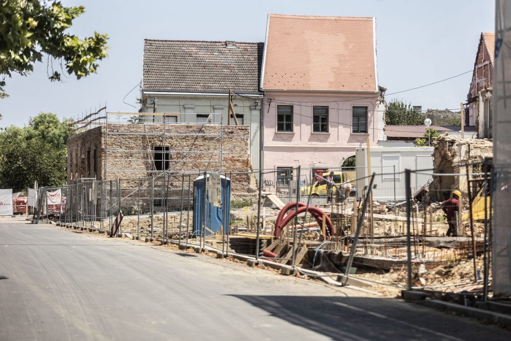 Petrinja, 18.7.2023 - Ministrica kulture i medija Nina Obuljen Koržinek obišla je radove na obnovi 26 potresom oštećenih zgrada u centru Petrinje koje se obnavljaju temeljem Programa cjelovite obnove kulturno-povijesne cjeline Grada Petrinje, koju su izradili stručnjaci Ministarstva kulture i medija. Prije obilaska ministrica se sastala s gradonačelnicom Magdalenom Komes u Gradskoj upravi Petrinje.
Foto Hina/ Dario GRZELJ/ dag