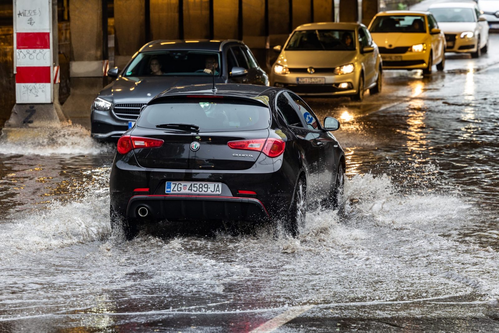 Zagreb, 19.07.2023. - Nakon kratkog i olujnog nevremena, život u centru Zagreba se polako vraća u normalu.
foto HINA/ Edvard ŠUŠAK/ es