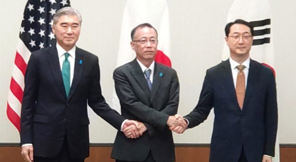 epa10757557 US special representative for North Korea Sung Kim (L), Japan's director general of the Asian and Oceanian Affairs Bureau at the Foreign Ministry Takehiro Funakoshi (C) and South Korea's Special Representative for Korean Peninsula Peace and Security Affairs Kim Gunn are in handshaking at the start of their talks in Karuizawa, Nagano Prefecture, central Japan, 20 July 2023. The senior officials from the three countries talked on North Korea over recent ballistic missile launch.  EPA/JIJI PRESS JAPAN OUT EDITORIAL USE ONLY/