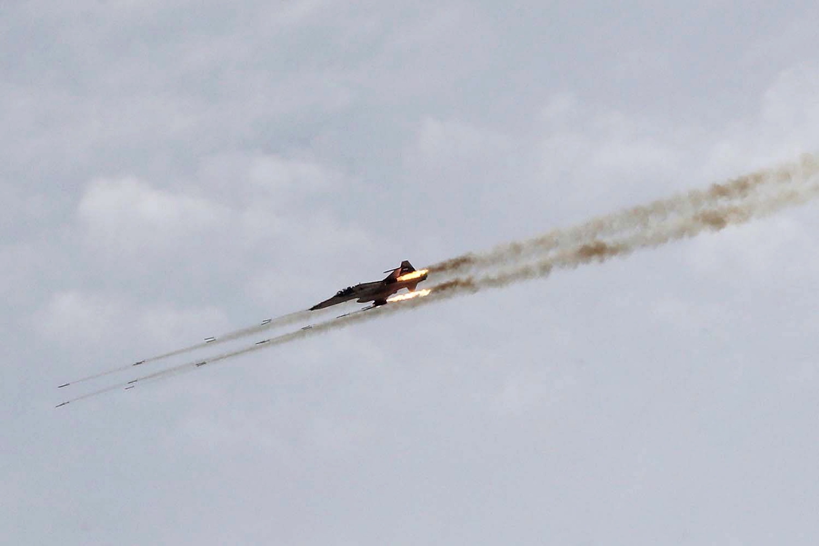 epa10766446 A handout photo made available by the Iranian army office on 24 July 2023 shows, Iranian jet fighter during Iranian Air Forces military drill in central part of Iran. Iranian army started a two-day Air Forces military drill on Sunday 23 July.  EPA/IRANIAN ARMY OFFICE / HANDOUT  HANDOUT EDITORIAL USE ONLY/NO SALES