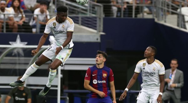 epa10776158 Real Madrid Aurelien Tchouameni (L) in action as his teammate David Alaba (R) and Pedri of Barcelona (C) react during the friendly soccer match between FC Barcelona and Real Madrid, in Arlington, Texas, USA, 29 July 2023.  EPA/ADAM DAVIS