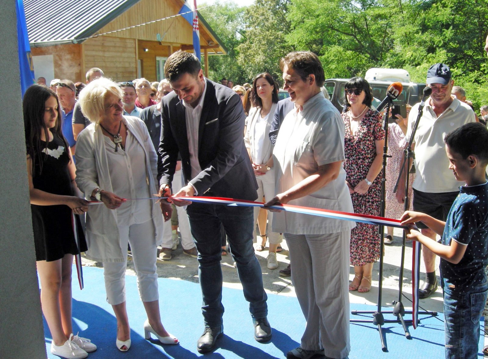 Sisak, 31.7.2023.- Nakon cjelovite obnove, na koritenje je predana, u potresu teko oteæena, ambulanta upanijskog Doma zdravlja u Jabukovcu, naselju na petrinjskom podruèju. Obnovljeni objekt je u ponedjeljak, uz asistenciju djelatnica ambulante, sveèano otvorio sisaèko-moslavaèki upan Ivan Celjak, napomenuvi kako je veliko zadovoljstvo oznaèiti nastavak rada jednog zdravstvenog objekta, koji slui svim mjetanima ne samo Jabukovca, veæ i susjednih naselja. 
foto HINA/ Zdravko Striiæ/ ua
