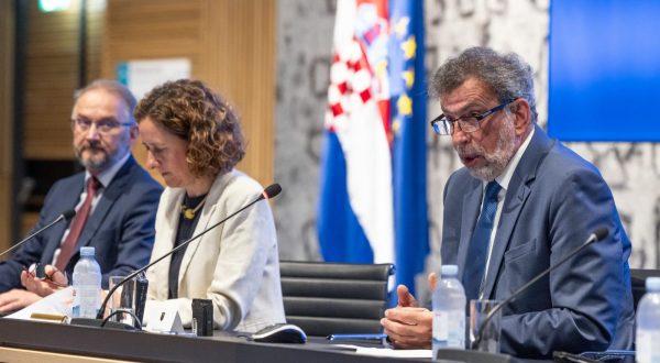 Zagreb, 01.08.2023. - Ministar znanosti i obrazovanja Radovan Fuchs i ministrica kulture i medija Nina Obuljen Koržinek predstavili su Nacrt prijedloga Zakona o hrvatskom jeziku, prije njegova upućivanja u proceduru javnog savjetovanja.
Na fotografiji Nina Obuljen Koržinek, Radovan Fuchs,.
foto HINA/ Edvard ŠUŠAK/ es