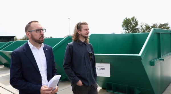 Zagreb, 01.08.2023. - Zagrebaèki gradonaèelnik Tomislav Tomaeviæ otvorio je reciklano dvorite u Gradskoj èetvrti Podsused  Vrapèe, najveæe i najmodernije fiksno reciklano dvorite u Zagrebu. foto HINA/ Lana SLIVAR DOMINIÆ/ lsd