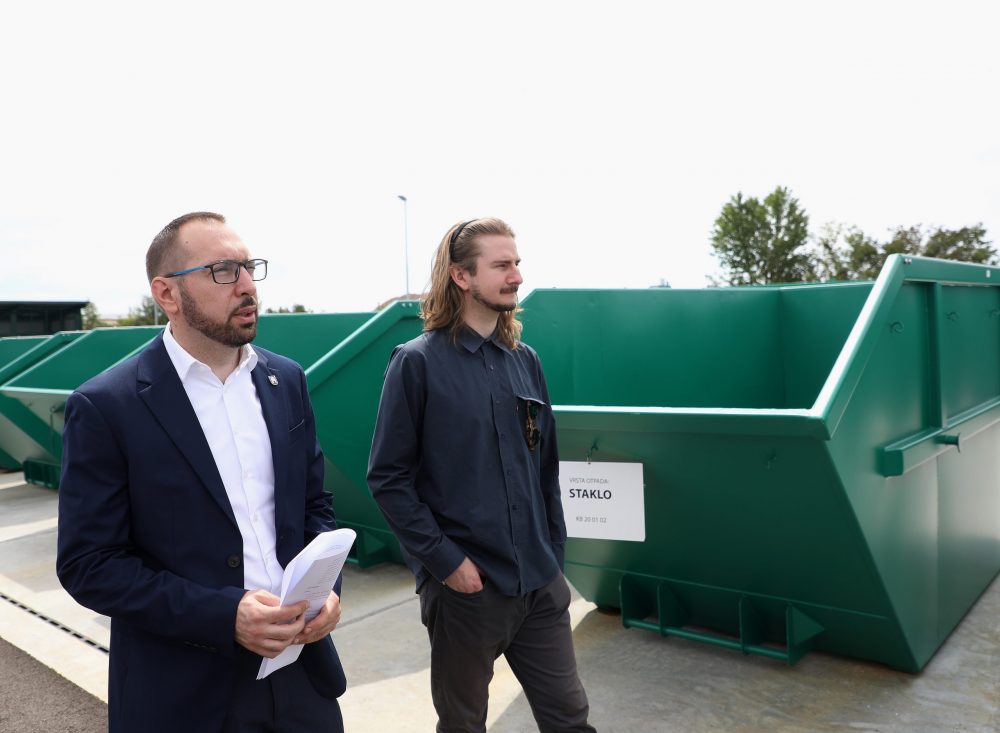 Zagreb, 01.08.2023. - Zagrebaèki gradonaèelnik Tomislav Tomaeviæ otvorio je reciklano dvorite u Gradskoj èetvrti Podsused  Vrapèe, najveæe i najmodernije fiksno reciklano dvorite u Zagrebu. foto HINA/ Lana SLIVAR DOMINIÆ/ lsd