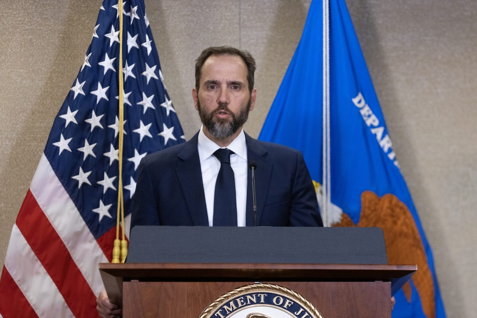 epa10780566 Special Counsel Jack Smith speaks to the media following the Department of Justice's indictment of former president Donald Trump on four felony counts regarding his role in efforts to overturn the 2020 presidential election, at a Department of Justice (DOJ) office in Washington, DC, USA, 01 August 2023. Special Counsel Jack Smith led the DOJ's investigation into Trump.  EPA/MICHAEL REYNOLDS