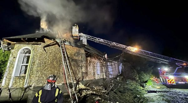 epa10780870 A handout photo made available by Ukrainian State Emergency Service shows Ukrainian rescuers try to put out a fire after a Russian drone hit a private building in a village of Kyiv region, Ukraine, 02 August 2023, amid the Russian invasion. Ukraine was attacked by Russian shock drones early 02 August, with 23 being shot down, according to a statement from the Ukraine Air Force. Russian troops entered Ukrainian territory in February 2022, starting a conflict that has provoked destruction and a humanitarian crisis.  EPA/STATE EMERGENCY SERVICE / HANDOUT BEST QUALITY AVAILABLE HANDOUT EDITORIAL USE ONLY/NO SALES