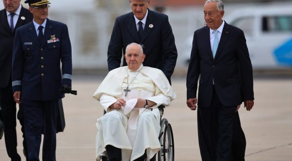 epa10781020 Pope Francis is welcomed by Portugal's President Marcelo Rebelo de Sousa (R) upon his arrival at Figo Maduro airbase in Lisbon, Portugal, 02 August 2023. The Pontiff will be in Portugal on the occasion of World Youth Day (WYD), one of the main events of the Church that gathers the Pope with youngsters from around the world, that takes place until 06 August.  EPA/ANTONIO COTRIM / POOL