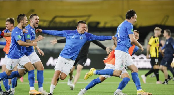 epa10781925 Klaksvik wins the penalty shootout of the UEFA Champions League second qualifying round, 2nd leg soccer match between between BK Hacken and KI Klaksvik  at the Bravida Arena in Gothenburg, Sweden, 02 August 2023.  EPA/Adam Ihse SWEDEN OUT