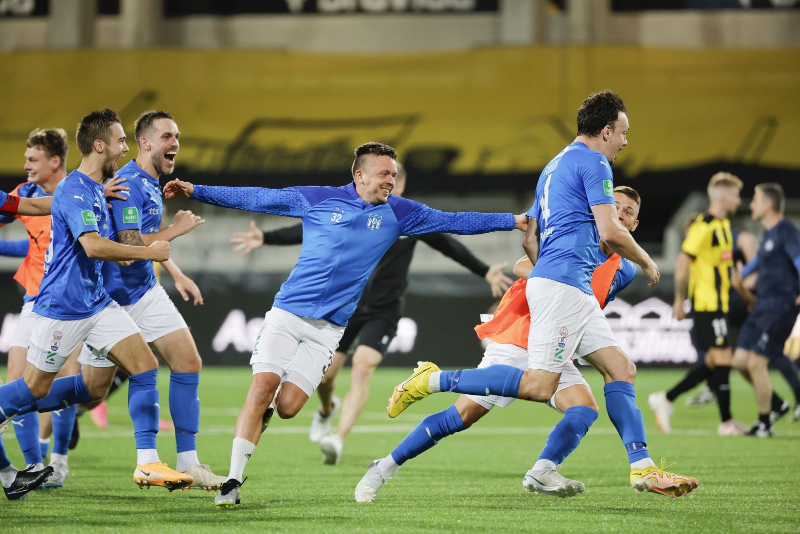 epa10781925 Klaksvik wins the penalty shootout of the UEFA Champions League second qualifying round, 2nd leg soccer match between between BK Hacken and KI Klaksvik  at the Bravida Arena in Gothenburg, Sweden, 02 August 2023.  EPA/Adam Ihse SWEDEN OUT