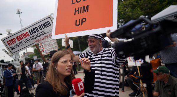 epa10783396 Members of the media and protesters gather outside the E. Barrett Prettyman United States Courthouse, where Judge Tanya Sue Chutkan will arraign former US President Donald J. Trump in Washington, DC, USA, 03 August 2023. A federal grand jury has indicted Trump over his efforts to overturn the 2020 presidential election.  EPA/WILL OLIVER