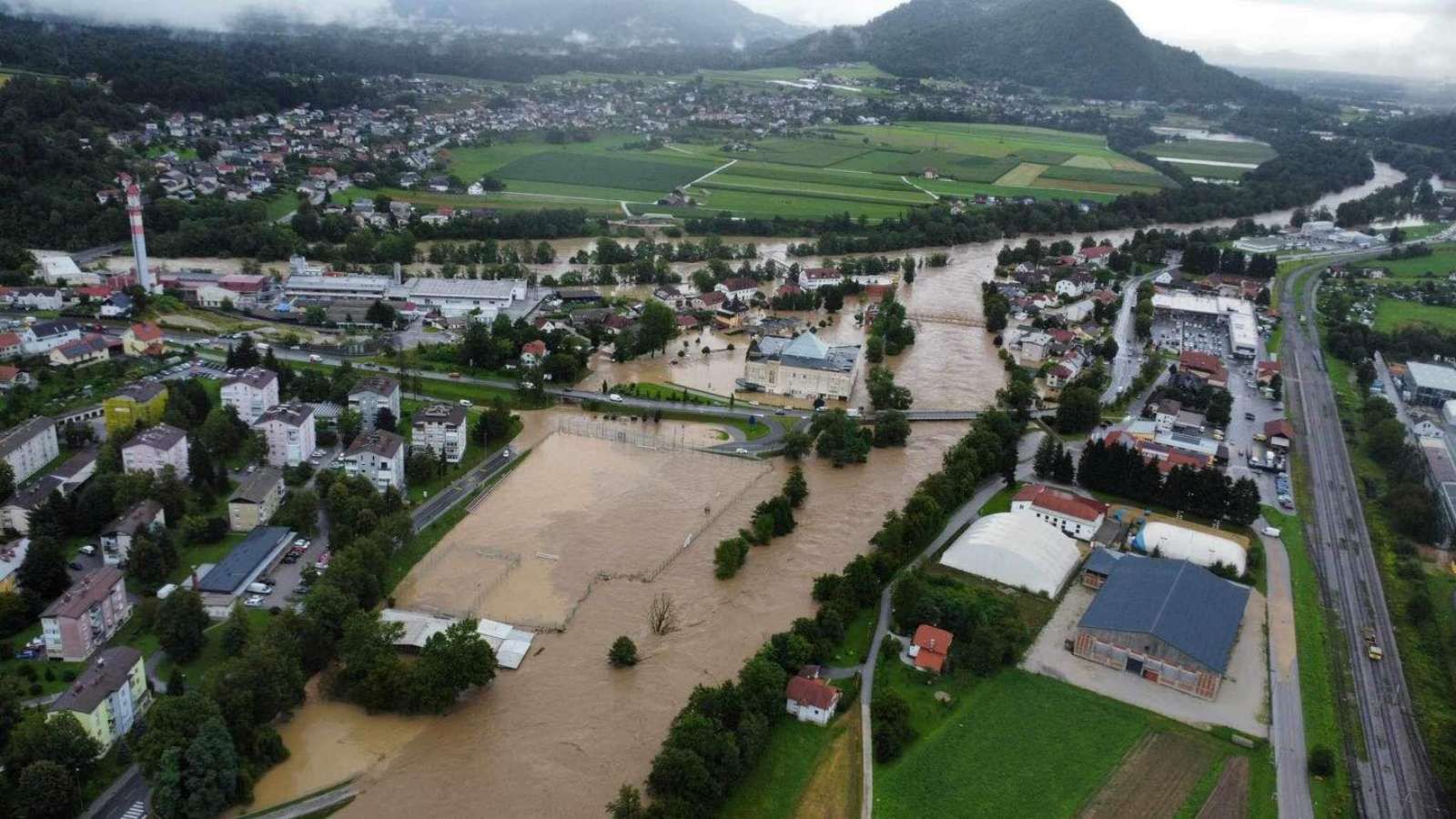 Zagreb, 4.8.2023.- Stotine vatrogasnih intervencija zabiljeeno je u Sloveniji od èetvrtka naveèer zbog bujiènih poplava koje su uzrokovale obilne padaline. Tri kampa su evakuirana, a nekoliko sela odsjeèeno je od ostatka zemlje. Poplave su zahvatile Gorenjsku, Koruku i Zgornjesavinjsku kotlinu. Na slici poplava u Medvodama. 
foto HINA/ STA/ ua