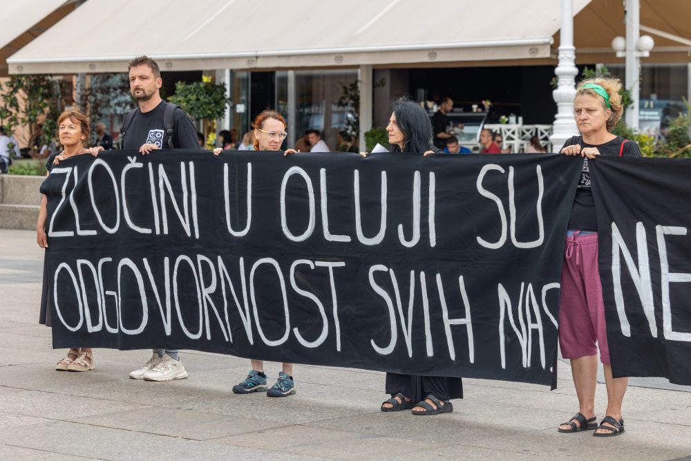 Zagreb, 04.08.2023. - Centar za žene žrtve rata - ROSA, Centar za građansku hrabrost, Udruženje za društvena istraživanja i komunikacije (UDIK) i Ženska mreža Hrvatske organizirali su u povodu 28. obljetnice vojno-redarstvene operacije Oluje polusatnu antiratnu akciju pod nazivom "Zločini u Oluji su odgovornost svih nas”.
foto HINA/ Edvard ŠUŠAK/ es