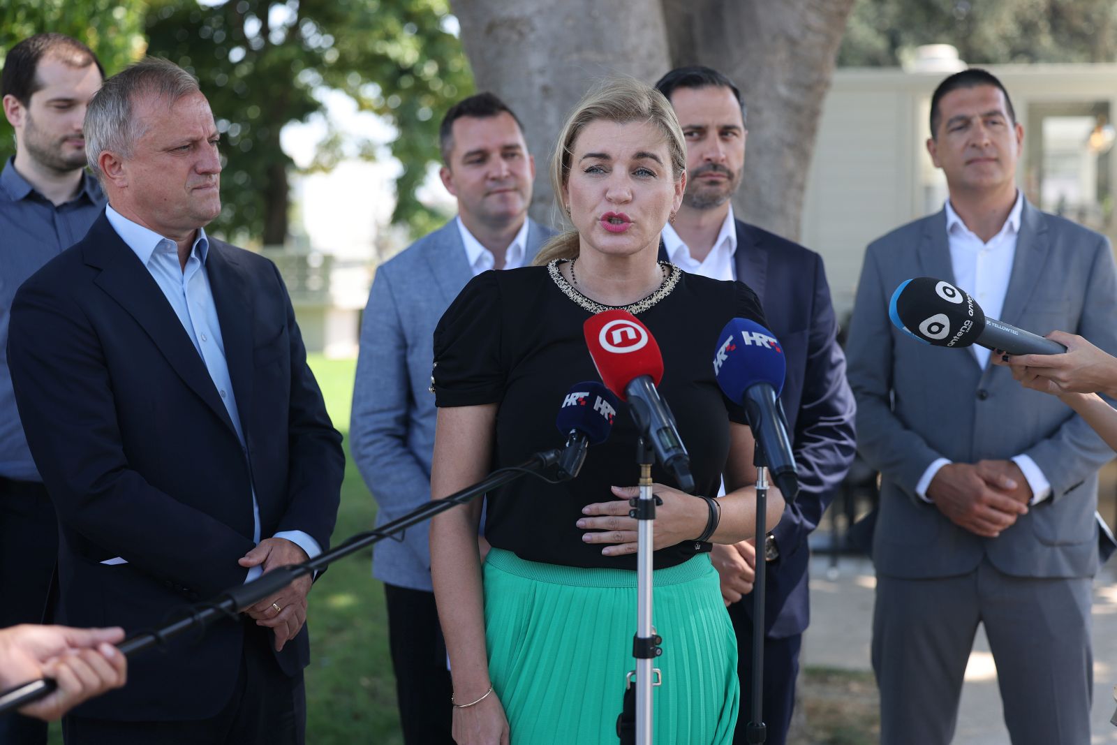 Zadar, 04.08.2023. -Ministrica turizma i sporta Nikolina Brnjac boravila je u radnom posjetu gradu Zadru. Tom prigodom, ministrica je održala sastanak s gradonačelnikom grada Zadra Brankom Dukićem te direktorom TZ grada Zadra Mariom Palekom na temu Nacrta prijedloga zakona o turizmu te dosadašnjih rezultata turističke godine. 
Na fotografiji: Nikolina Brnjac, 
Foto HINA/Zvonko KUCELIN