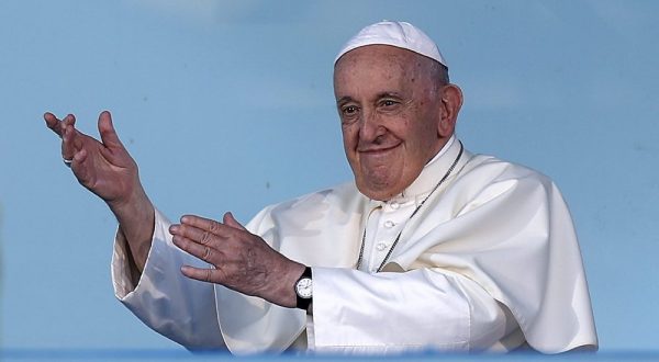 epa10784907 Pope Francis attends the Stations of the Cross with young people on Meeting Hill at Parque Eduardo VII in Lisbon, Portugal, 04 August 2023. The Pontiff is in Portugal on the occasion of World Youth Day (WYD), one of the main events of the Church that gathers the Pope with youngsters from around the world.  EPA/JOSÉ SENA GOULÃO / POOL