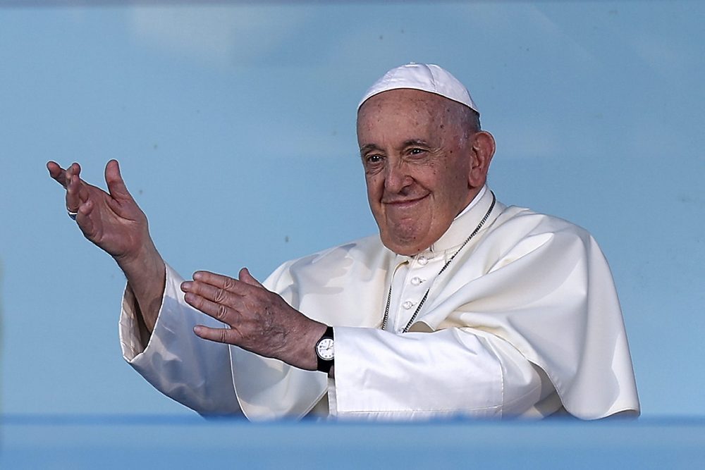 epa10784907 Pope Francis attends the Stations of the Cross with young people on Meeting Hill at Parque Eduardo VII in Lisbon, Portugal, 04 August 2023. The Pontiff is in Portugal on the occasion of World Youth Day (WYD), one of the main events of the Church that gathers the Pope with youngsters from around the world.  EPA/JOSÉ SENA GOULÃO / POOL