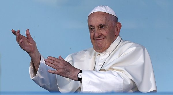 epa10784907 Pope Francis attends the Stations of the Cross with young people on Meeting Hill at Parque Eduardo VII in Lisbon, Portugal, 04 August 2023. The Pontiff is in Portugal on the occasion of World Youth Day (WYD), one of the main events of the Church that gathers the Pope with youngsters from around the world.  EPA/JOSÉ SENA GOULÃO / POOL