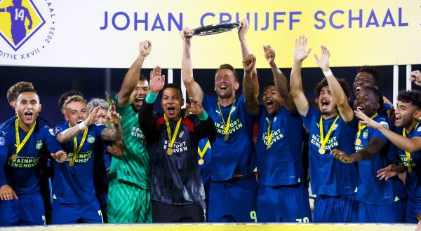 epa10785065 The players of PSV celebrate winning the  Johan Cruijff Shield match between Feyenoord Rotterdam and PSV Eindhoven at  De Kuip, Rotterdam, Netherlands, 04 August 2023.  EPA/SEM VAN DER WAL