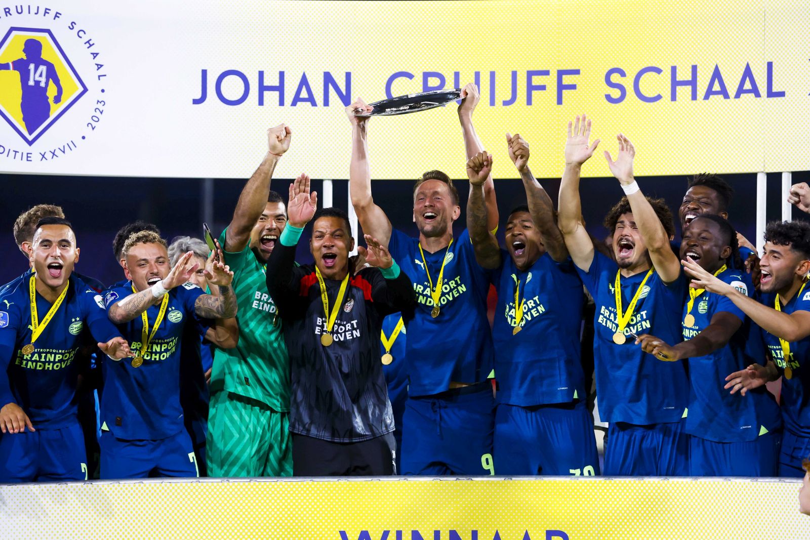 epa10785065 The players of PSV celebrate winning the  Johan Cruijff Shield match between Feyenoord Rotterdam and PSV Eindhoven at  De Kuip, Rotterdam, Netherlands, 04 August 2023.  EPA/SEM VAN DER WAL