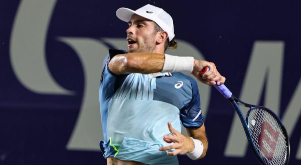 epa10785386 Borna Coric of Croatia in action against Stefanos Tsitsipas of Greece during the Mifel Tennis Open by Telcel Oppo Los Cabos Tournament, in the state of Baja California Sur, Mexico, 05 August 2023.  EPA/JORGE REYES