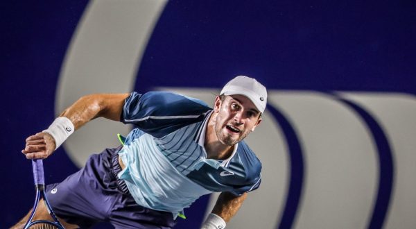 epa10785409 Borna Coric of Croatia in action against Stefanos Tsitsipas of Greece during the Mifel Tennis Open by Telcel Oppo Los Cabos Tournament, in the state of Baja California Sur, Mexico, 05 August 2023.  EPA/JORGE REYES