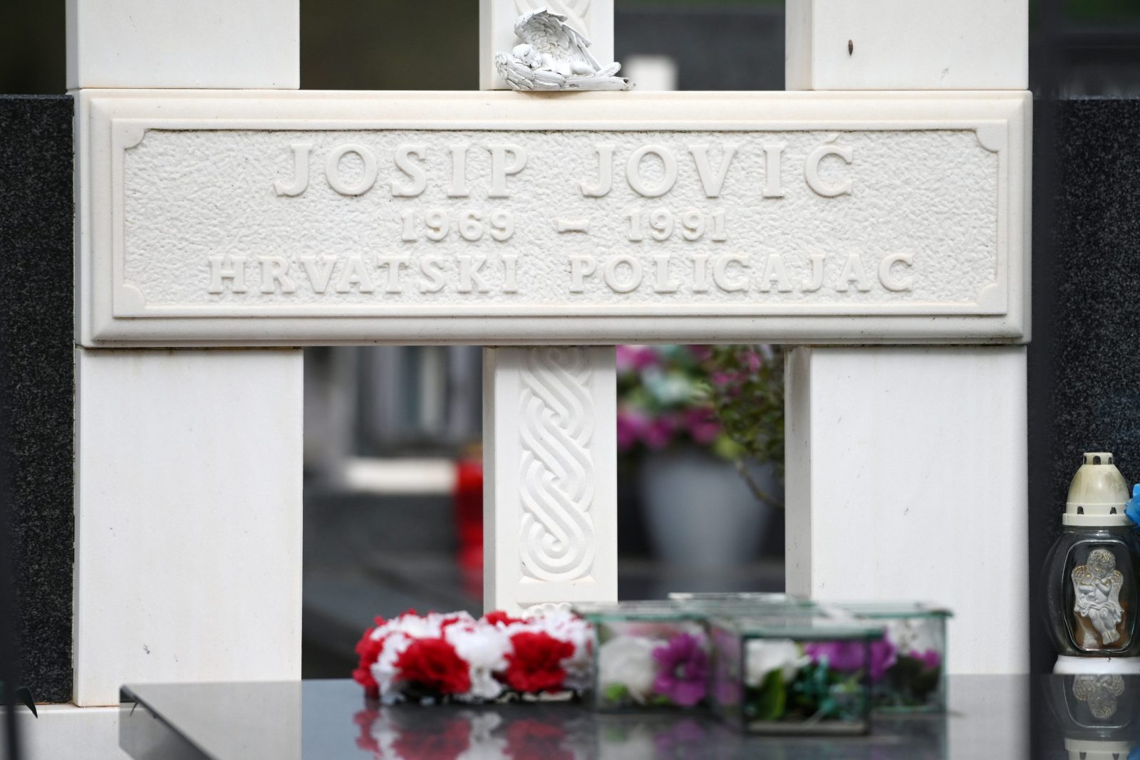Aržano, 5.8.2023.- Uoči otvaranja Memorijalnog centra Josipa Jovića, Predsjednik Vlade Andrej Plenković i predsjednik Hrvatskog sabora Gordan Jandroković položili vjence na grob Josipa Jovića. foto HINA/ Mario STRMOTIĆ/ ms