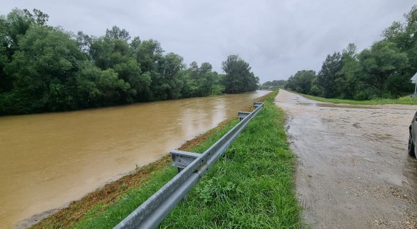Koprivnica, 6.8.2023.- Nabujala Drava uslijed obilnih kia danas je ozbiljno zaprijetila i dijelu Podravine, toènije selima uz nju. Vodostaj rijeke unutar 48 sati raste ravnomjernom konstantom. Prometnice koje vode do nekih sela veæ su poplavljene, a kod Botova Drava se prelila i vodom poplavila polja. Ova noæ bit æe kritièna za Drnje i Botovo gdje se od jutarnjih sati grade zeèji nasipi. U akcijama sprjeèavanja plavljenja sudjeluju Javnovatrogasne postrojbe, dobrovoljna vatrogasna drutva i volonteri. 
foto HINA/ Ozren piranec/ ua