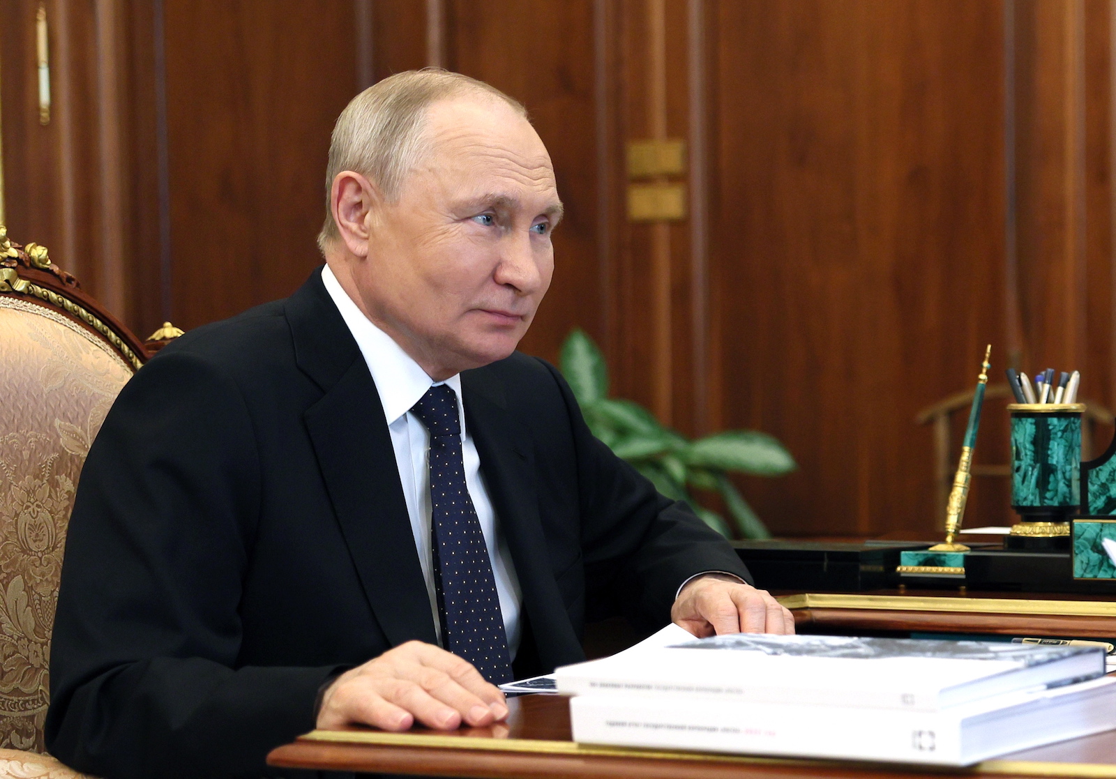 epa10789306 Russian President Vladimir Putin speaks with CEO of Russian state-owned defence corporation Rostec, Sergey Chemezov during their meeting in Moscow, Russia, 07 August 2023.  EPA/GAVRIIL GRIGOROV / SPUTNIK / KREMLIN POOL MANDATORY CREDIT
