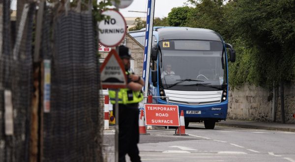 epaselect epa10790318 A bus departs the Portland Port in Dorset, Britain, 08 August 2023. The Bibby Stockholm barge started to receive asylum seekers despite safety concerns and claims of inhumane conditions, amid the British government’s efforts to reduce the use of commercial hotels to temporarily house approximately 50,000 asylum seekers arriving in Britain whilst their claims are assessed by the Home Office.  EPA/TOLGA AKMEN