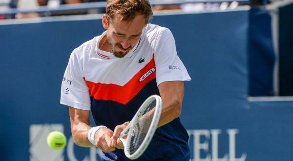 epa10795886 Daniil Medvedev of Russia in action against Alex De Minaur of Australia during the men's quarter-final match at the 2023 National Bank Open tennis tournament in Toronto, Canada, 11 August 2023.  EPA/EDUARDO LIMA