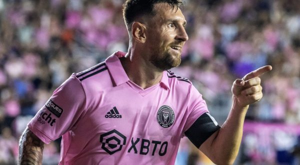 epa10796087 Inter Miami's Lionel Messi celebrates after scoring the 4-0 goal during the Leagues Cup quarter final soccer match between Inter Miami CF and Charlotte FC in Fort Lauderdale, Florida, USA, 11 August 2023.  EPA/CRISTOBAL HERRERA-ULASHKEVICH