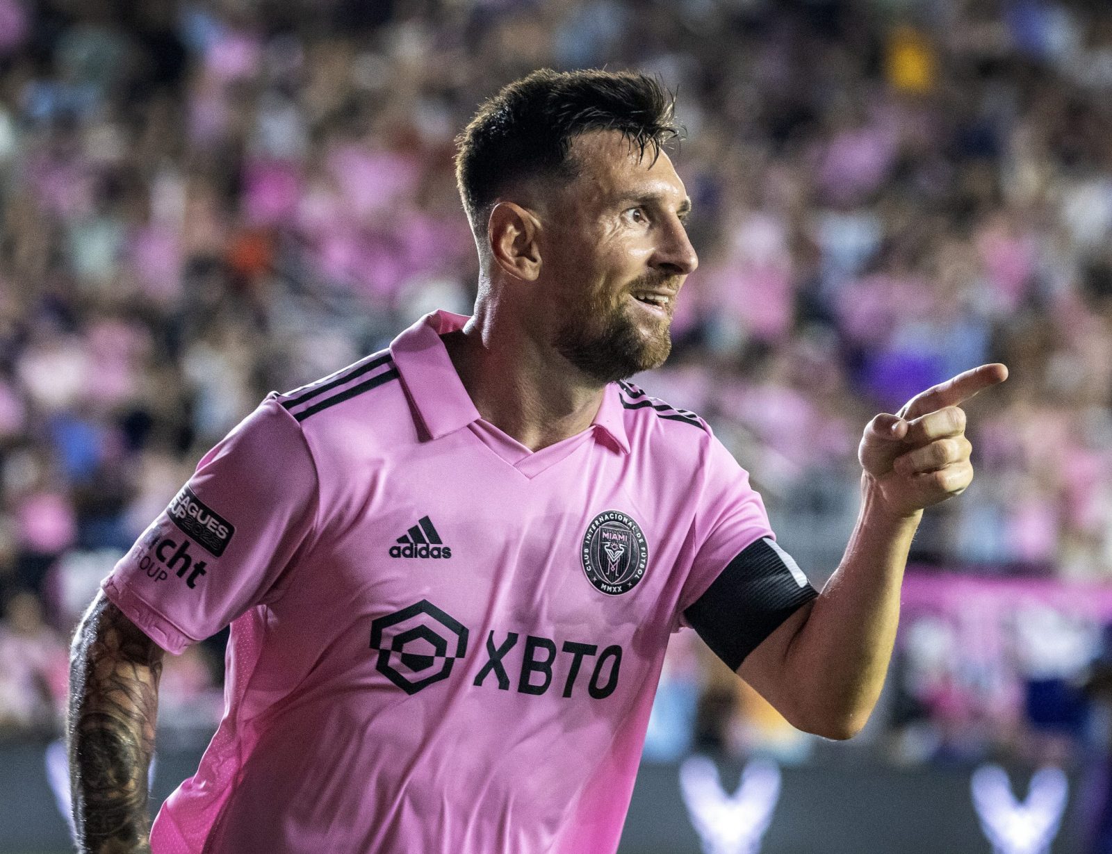 epa10796087 Inter Miami's Lionel Messi celebrates after scoring the 4-0 goal during the Leagues Cup quarter final soccer match between Inter Miami CF and Charlotte FC in Fort Lauderdale, Florida, USA, 11 August 2023.  EPA/CRISTOBAL HERRERA-ULASHKEVICH