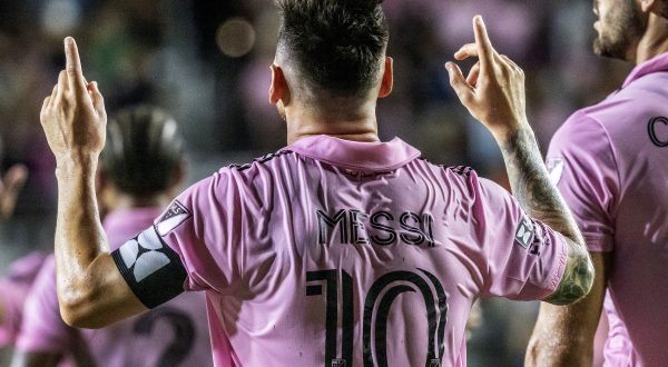 epa10796091 Inter Miami's Lionel Messi celebrates after scoring the 4-0 goal during the Leagues Cup quarter final soccer match between Inter Miami CF and Charlotte FC in Fort Lauderdale, Florida, USA, 11 August 2023.  EPA/CRISTOBAL HERRERA-ULASHKEVICH