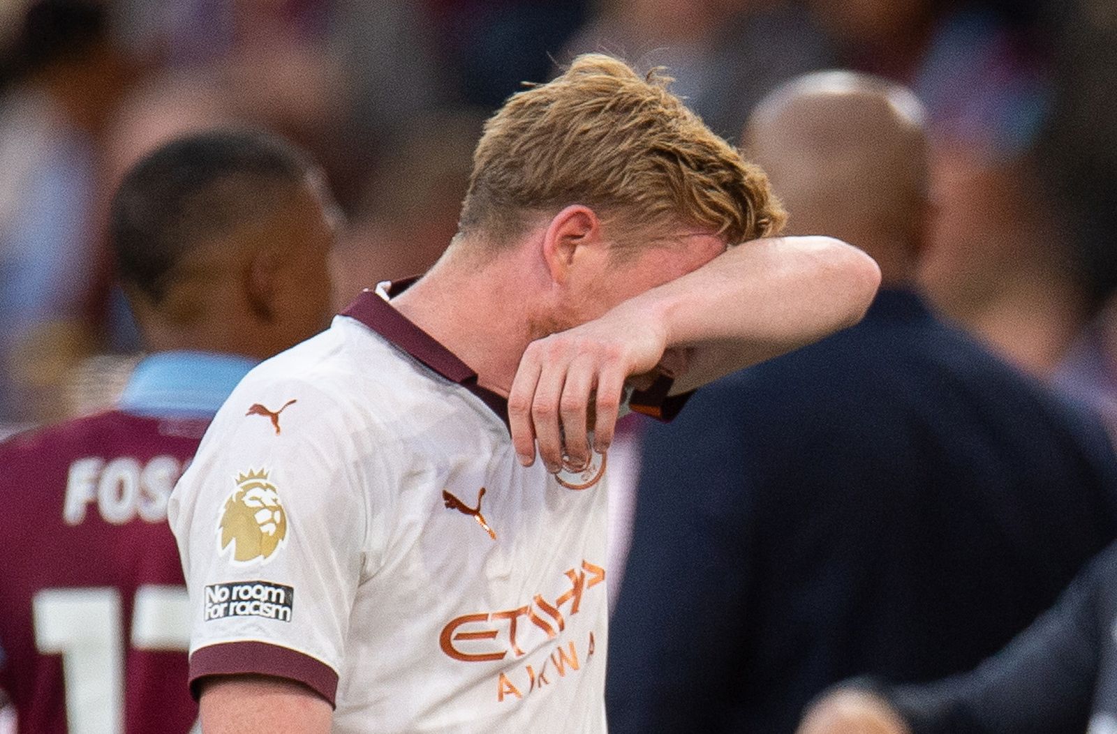epa10796270 Manchester City's Kevin De Bruyne leaves the field after picking up an injury in the English Premier League soccer match between Burnley and Manchester City at Turf Moor in Burnley, Britain, 11 August 2023 (issued 12 August 2023).  EPA/Peter Powell EDITORIAL USE ONLY. No use with unauthorized audio, video, data, fixture lists, club/league logos or 'live' services. Online in-match use limited to 120 images, no video emulation. No use in betting, games or single club/league/player publications