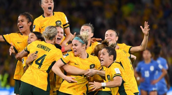 epa10796516 Players of Australia celebrate after winning the FIFA Women's World Cup 2023 Quarter Final soccer match between Australia and France at Brisbane Rectangular Stadium in Brisbane, Australia, 12 August 2023.  EPA/JONO SEARLE  AUSTRALIA AND NEW ZEALAND OUT