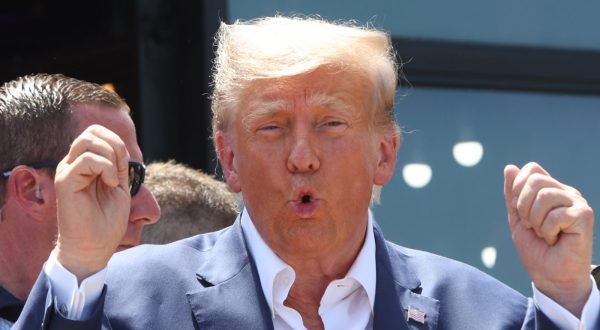 epaselect epa10797972 Former US President Donald J. Trump attends the Iowa State Fair in Des Moines, Iowa, USA, 12 August 2023. Trump is campaigning ahead of the 2024 US presidential election.  EPA/ALEX WROBLEWSKI