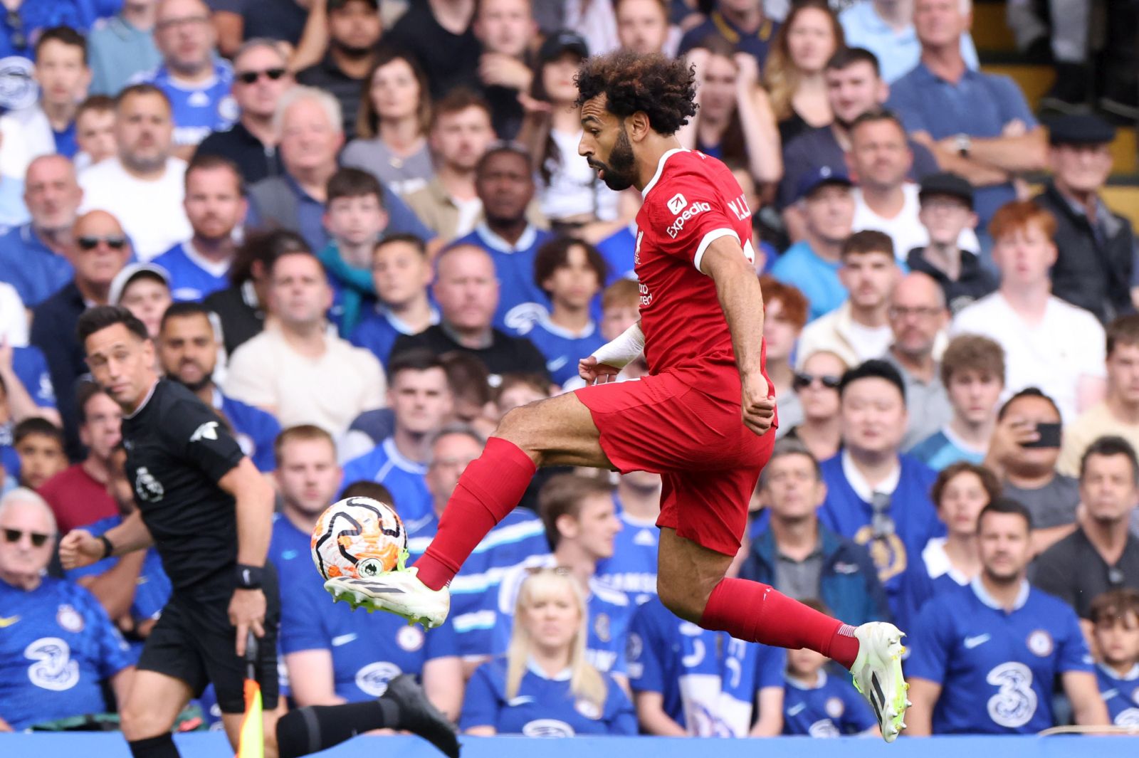 epa10798841 Liverpool's Mohamed Salah in action during the English Premier League match between Chelsea FC and Liverpool FC in London, Britain, 13 August 2023.  EPA/NEIL HALL EDITORIAL USE ONLY. No use with unauthorized audio, video, data, fixture lists, club/league logos or 'live' services. Online in-match use limited to 120 images, no video emulation. No use in betting, games or single club/league/player publications