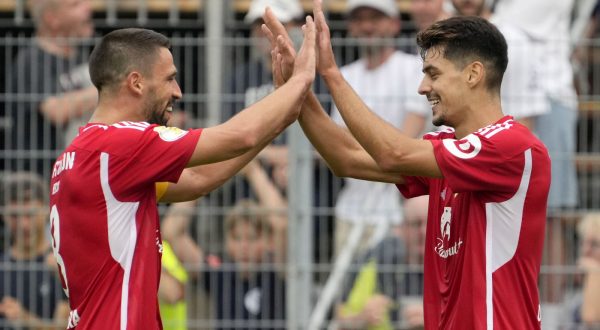 epa10798891 Union’s Diogo Leite (R) celebrates with teammates after scoring the 3-0 lead during the German DFB Cup first round soccer match between FC-Astoria Walldorf and 1. FC Union Berlin in Walldorf, Germany, 13 August 2023.  EPA/RONALD WITTEK CONDITIONS - ATTENTION: The DFB regulations prohibit any use of photographs as image sequences and/or quasi-video.